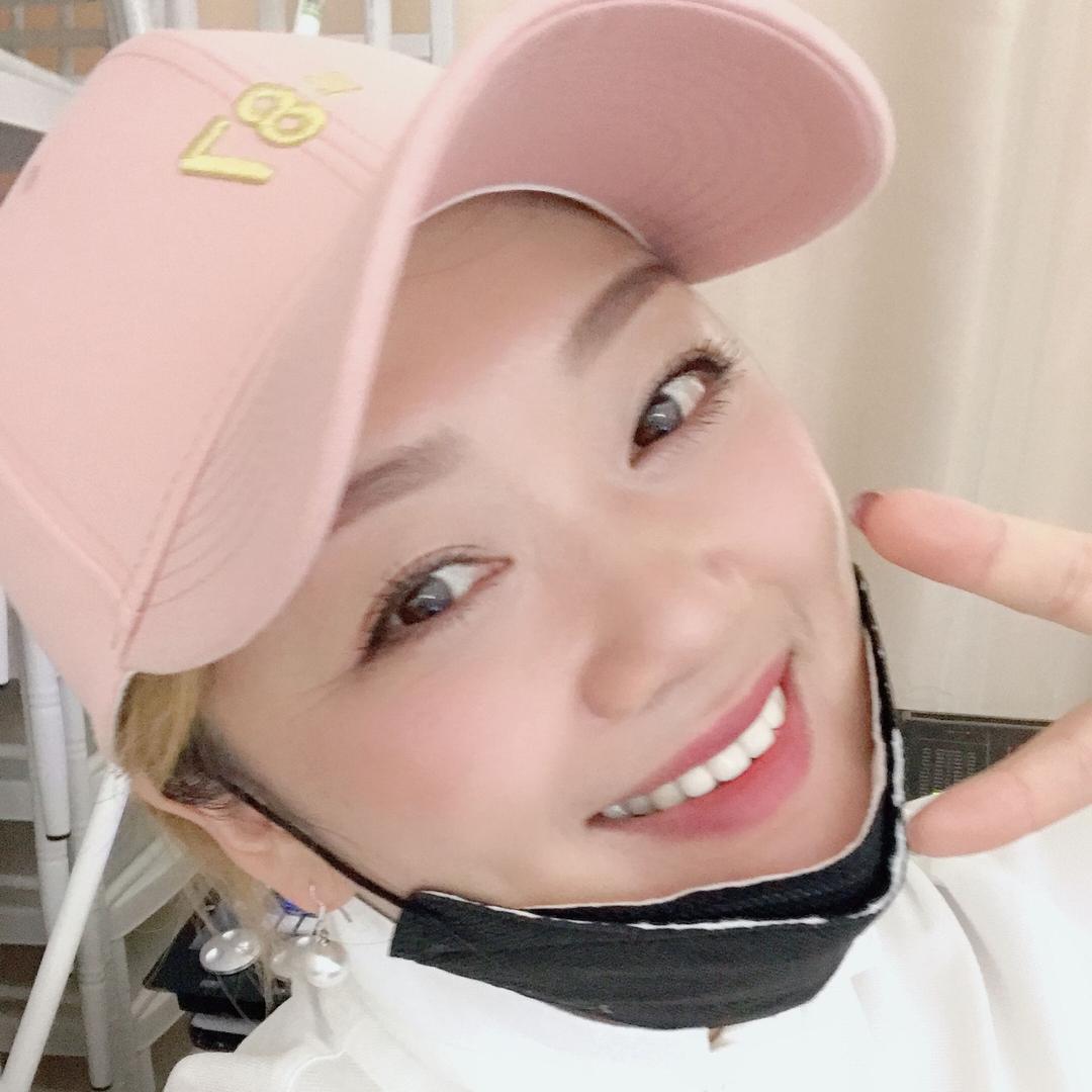 叶彩欧（户外唱歌）