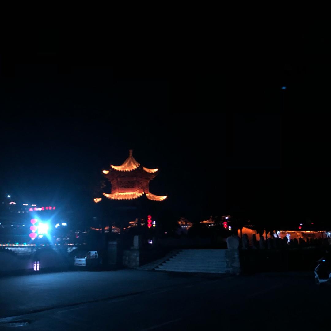 一台挖挖机