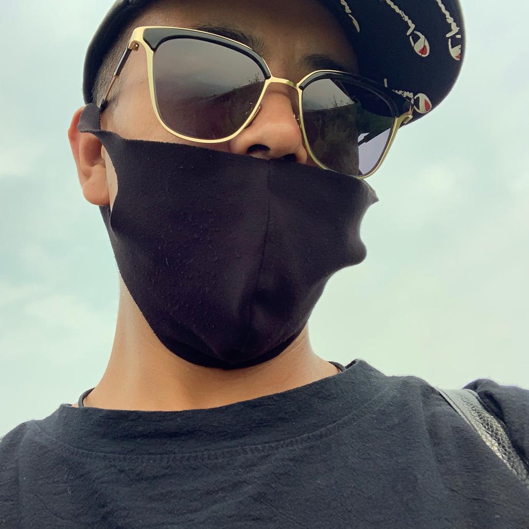 蛮帅的小伙子