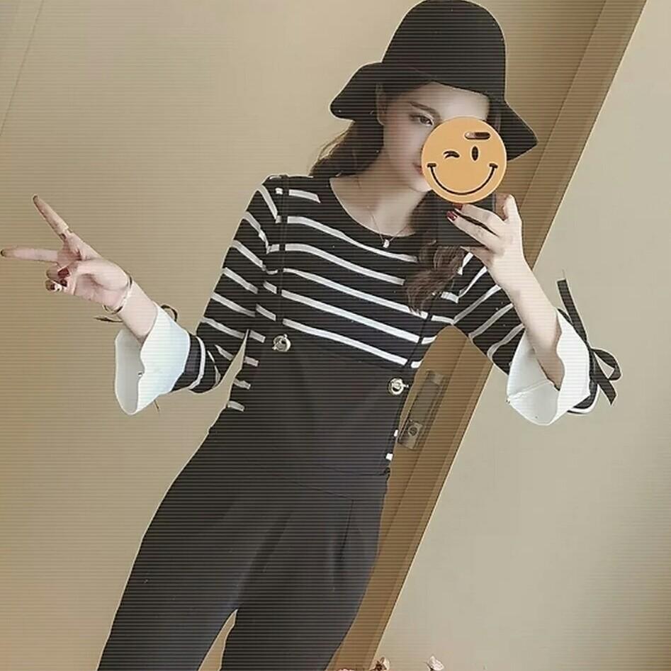 右手执笔画情