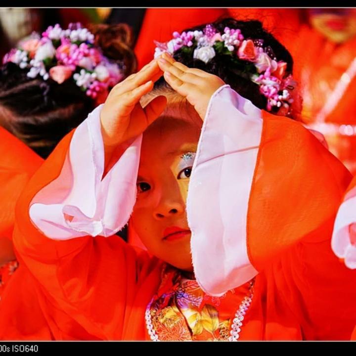 漂亮端小妹