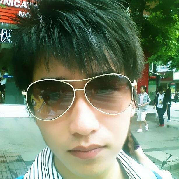 一丝不挂。