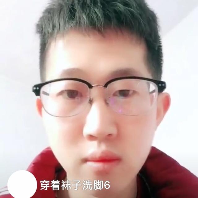 穿着袜子洗脚6