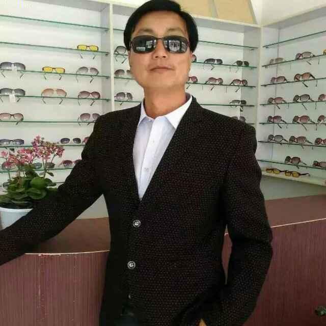 新伟眼镜精品店