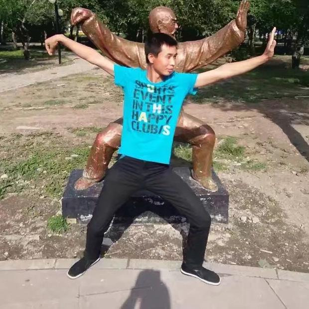 手拿穿云箭零零七