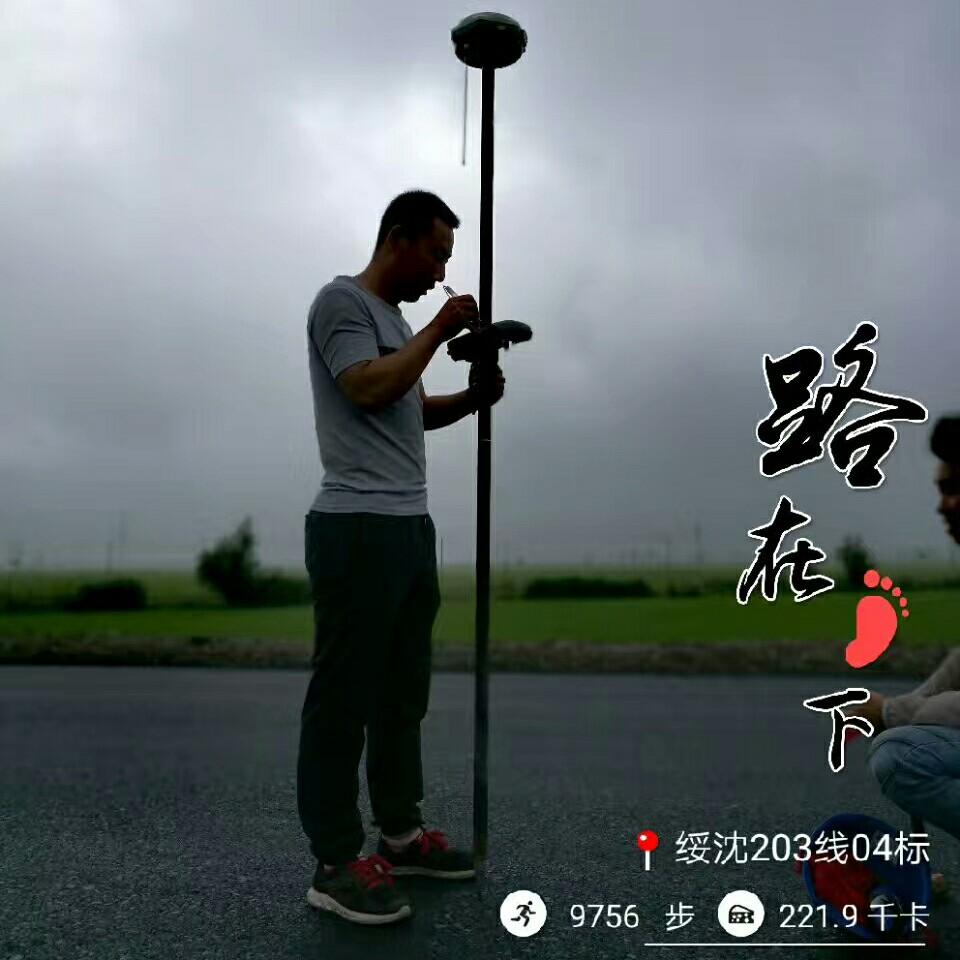 手拿水杯的智者