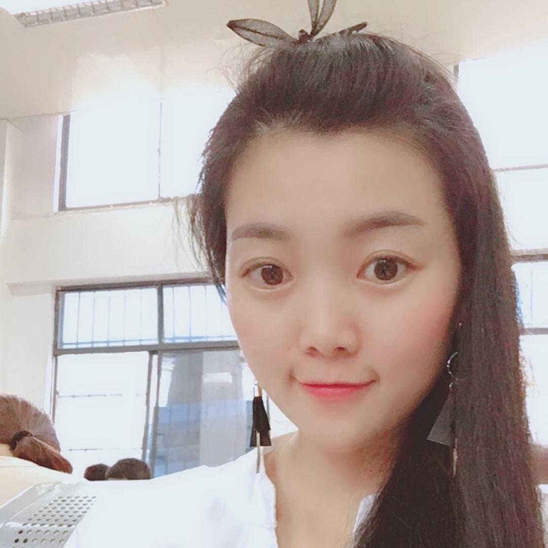 做KT板的小女孩