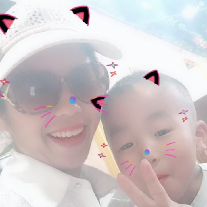 <(*小坏蛋<*)>