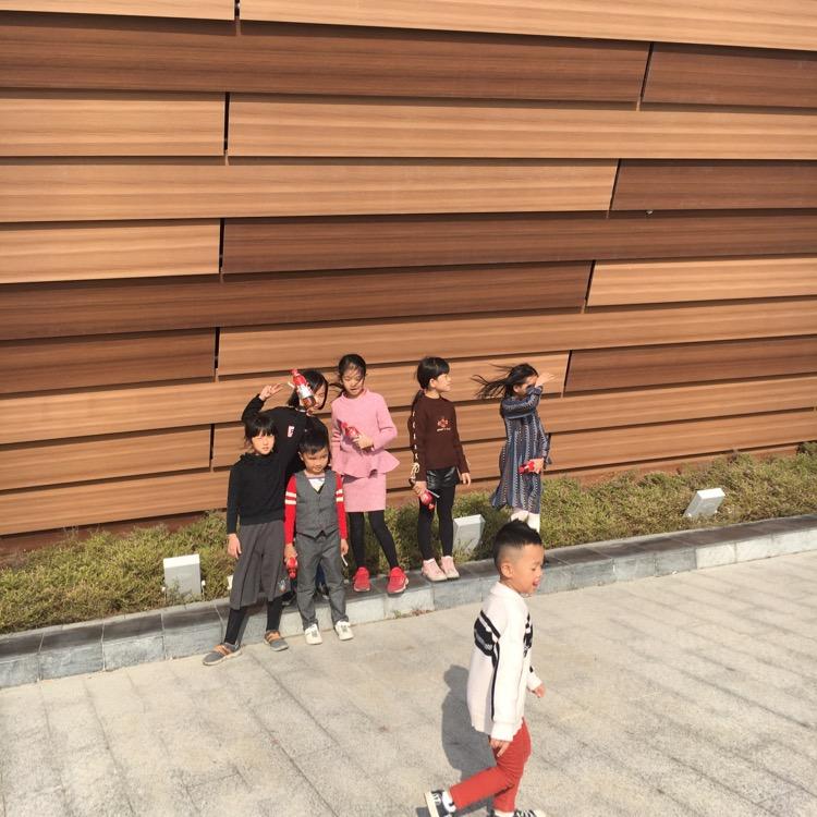 东