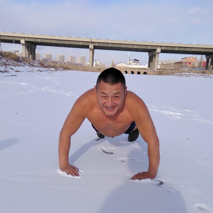 赤峰冬泳人老姜