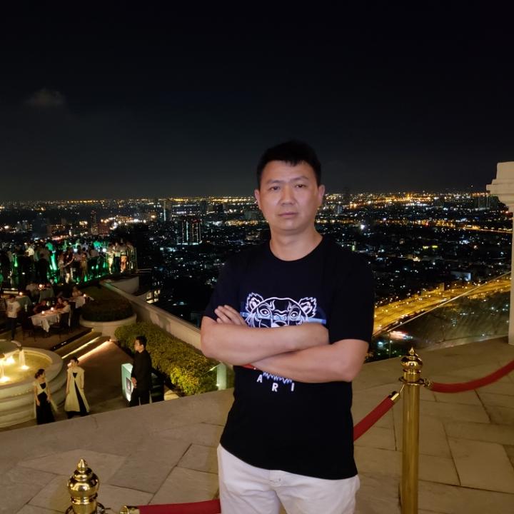 何斌