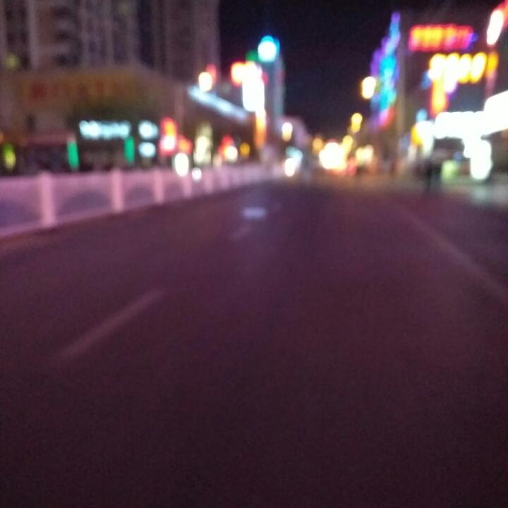 喧嚣街头的沉默先生