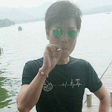 肩上一只小蚂蚁