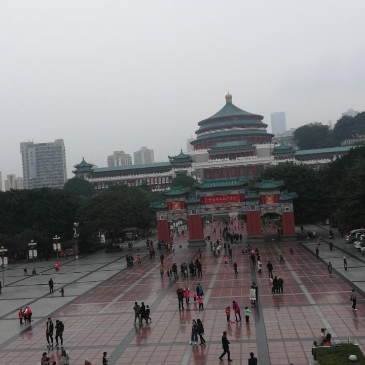 三个和尚打伞