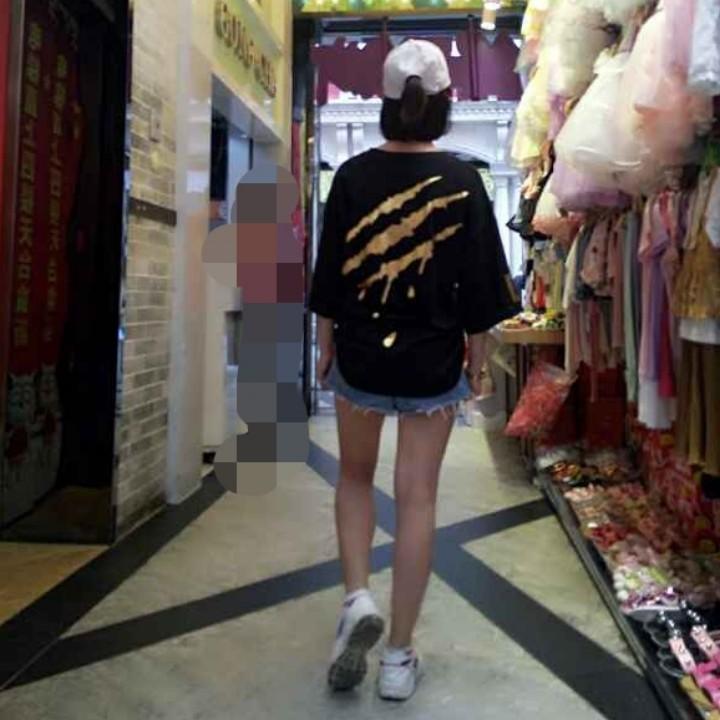 露出八颗牙齿晒太阳