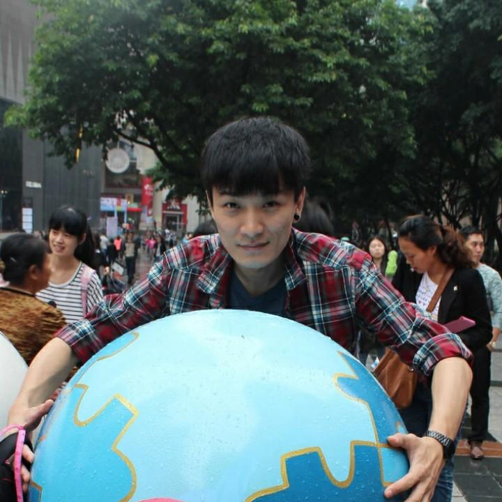 八度手dè分身李可樂在陽光照耀下上蹿下跳