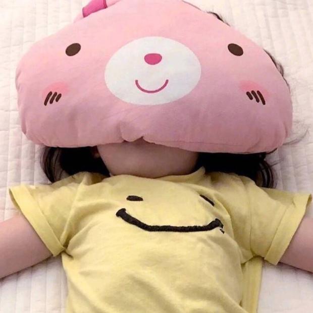 这个姑娘少了四颗牙