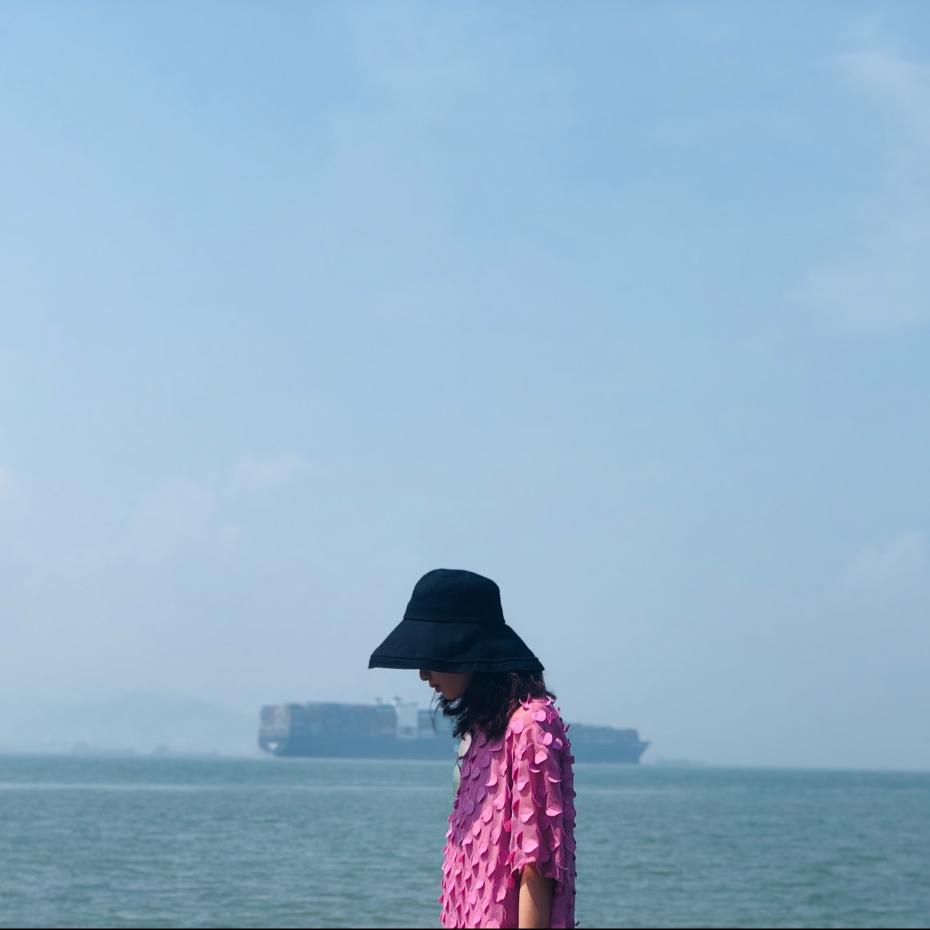 卖家电的小女孩
