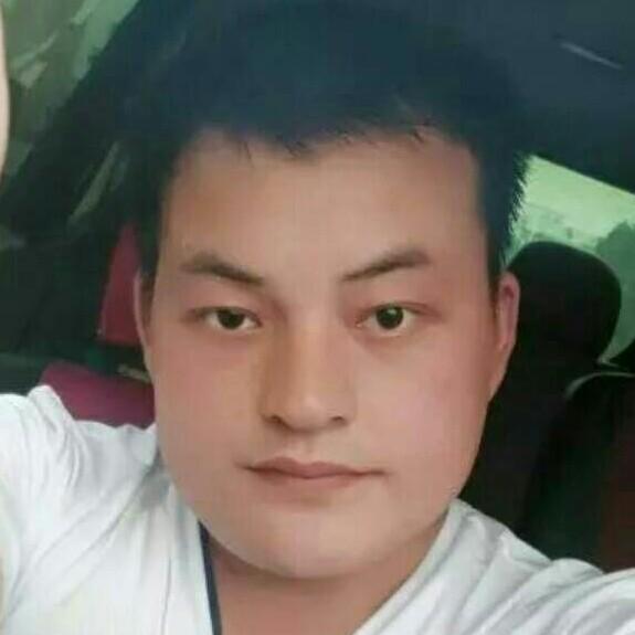 开货车的小胖孩