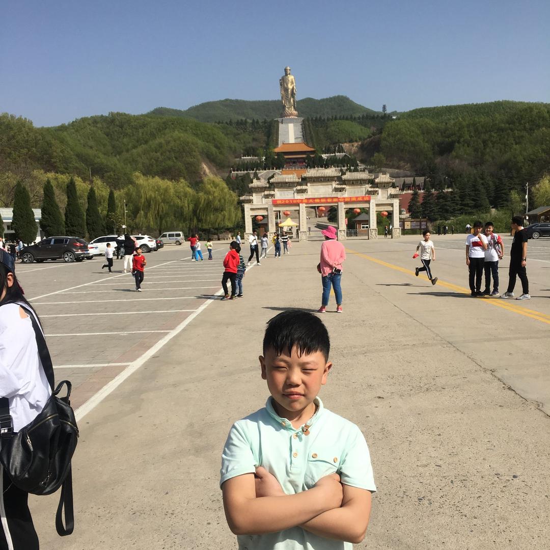 迎风奔跑小少男