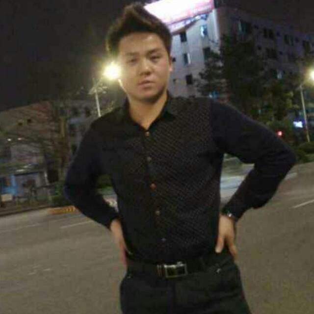 脱掉黑西服，哥依旧潇洒