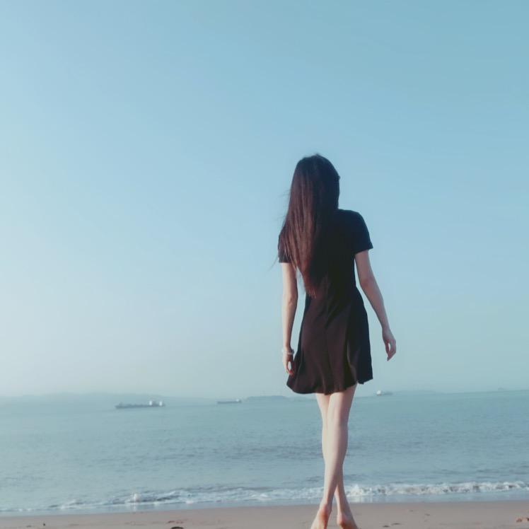 波普姑娘和她捧在手心的那些水果
