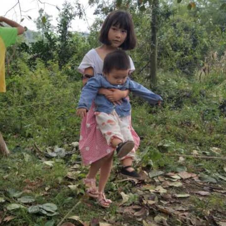 用微笑来掩饰悲伤