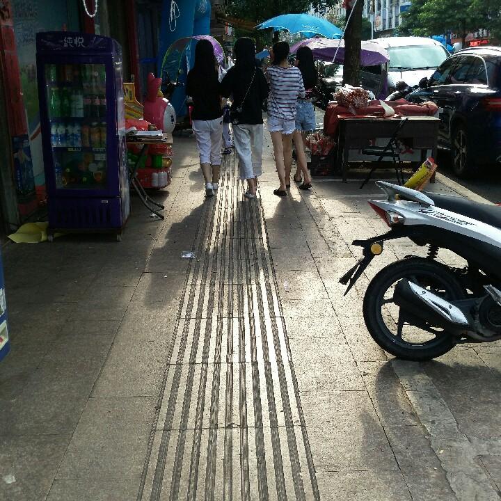 一场闹剧，一场笑