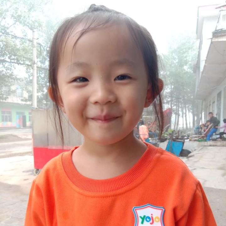 村里有个姑娘叫小芳