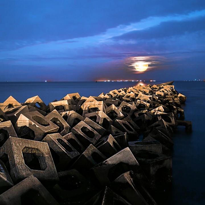 海上生明月