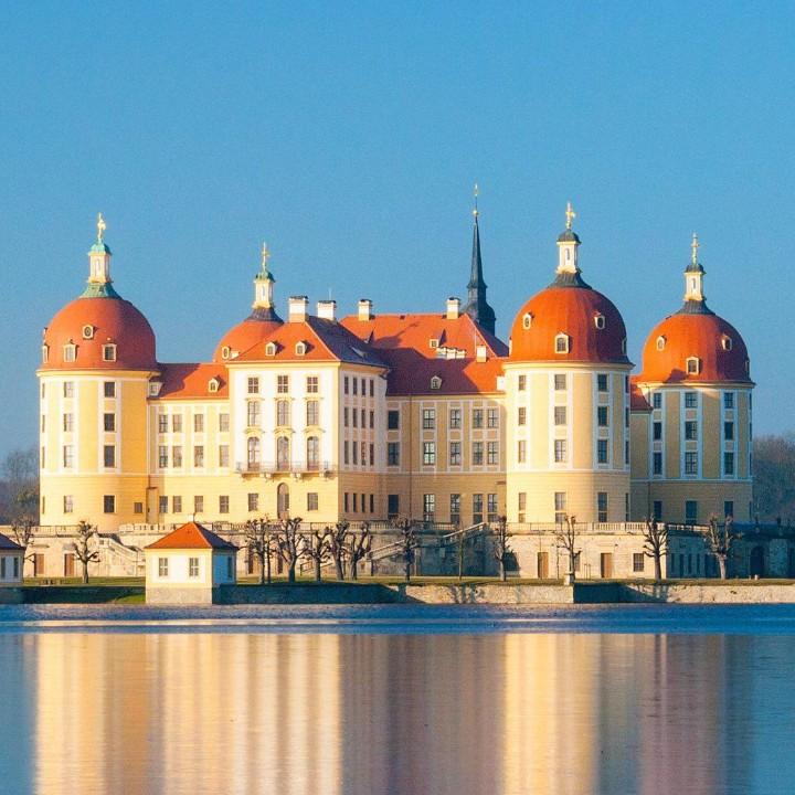 蓝精灵潮流精品店