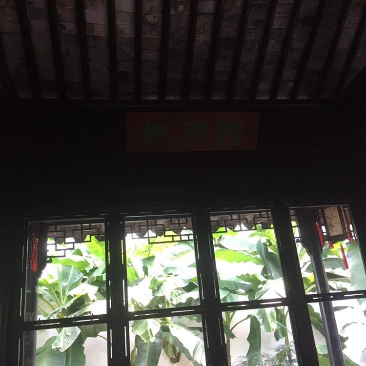 霓虹闪烁不定