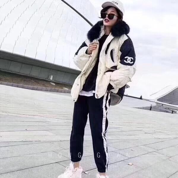 阳光透过窗台
