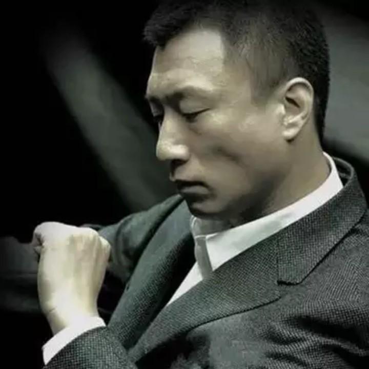 站直了，别趴下