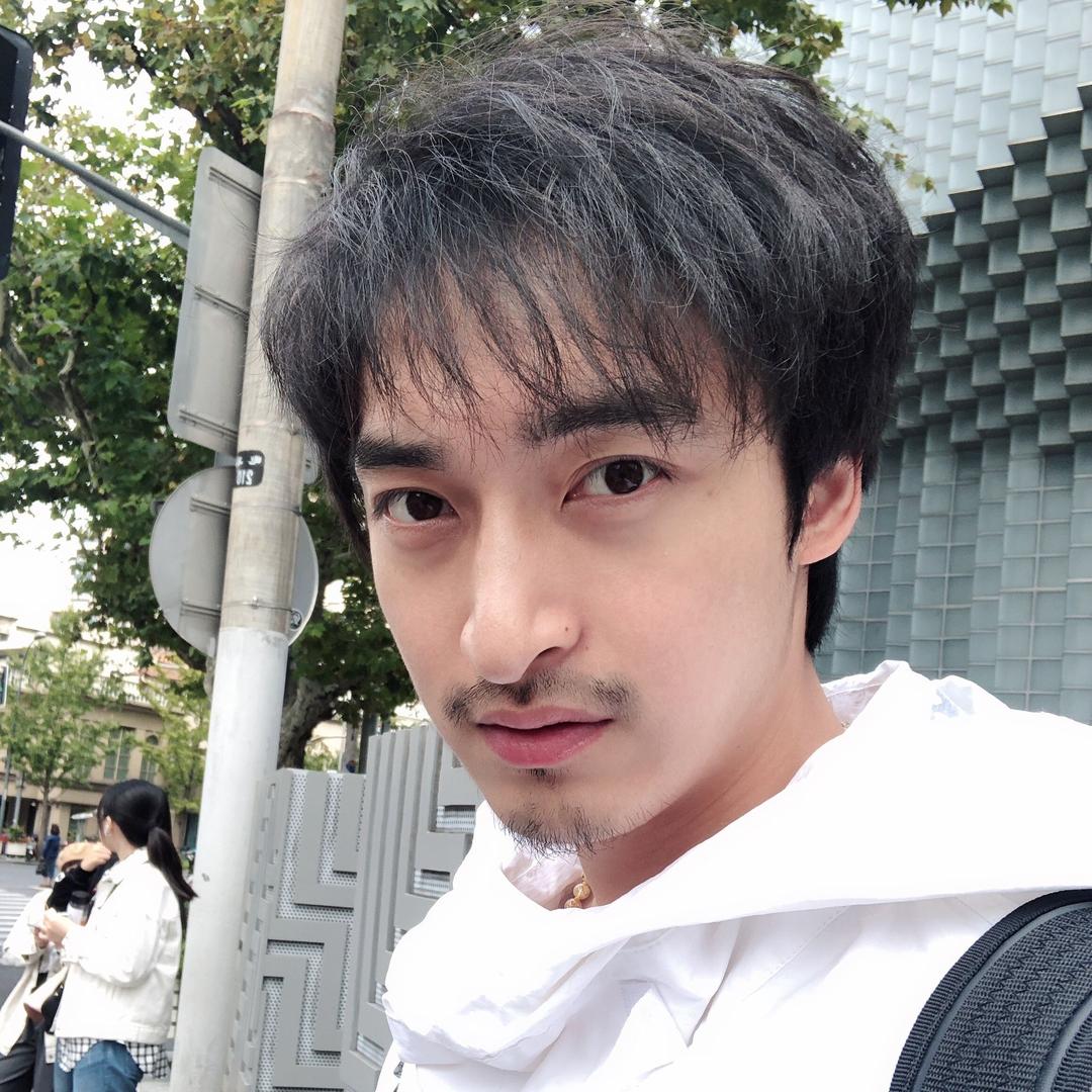 一抹蓝中的灰辉