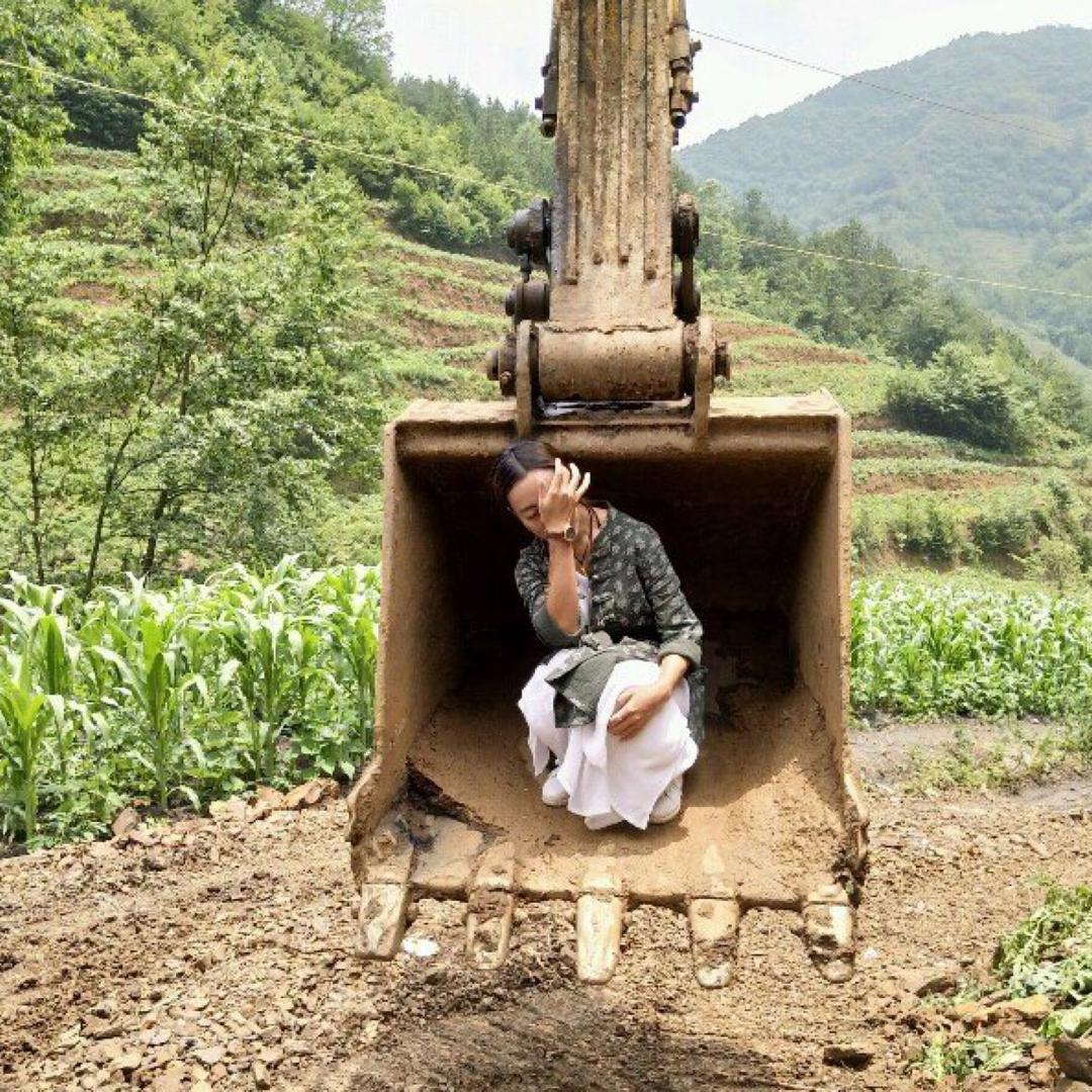 大山里的挖机妹