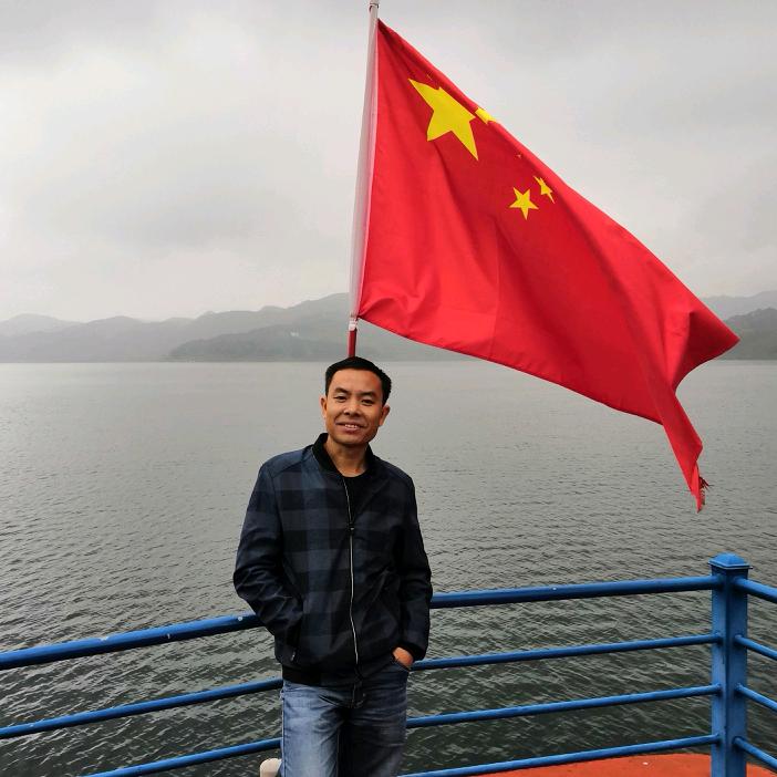 右手紧握左手