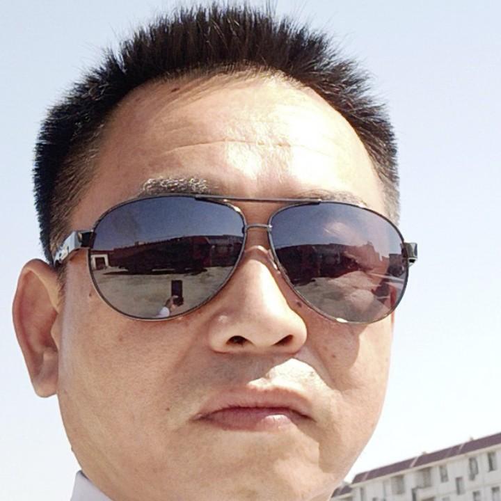 开卡车的小哥哥😃😃