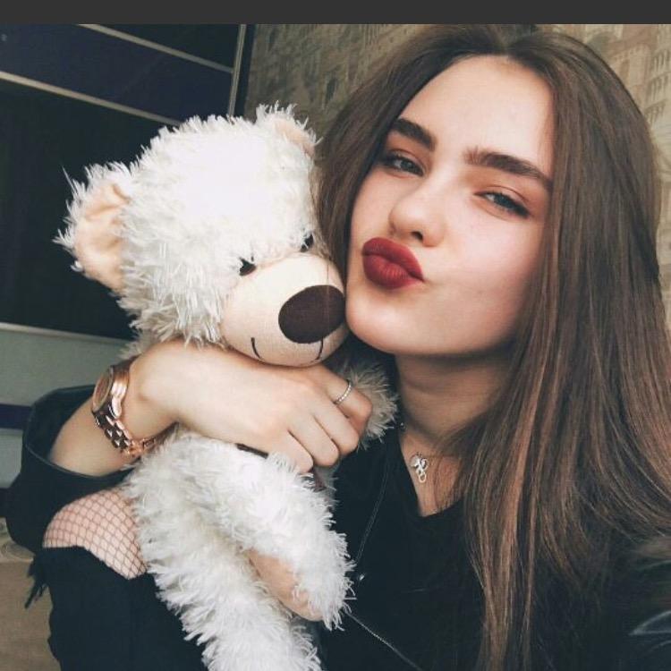 ᥫᩣ冷艳紅唇🌙༊