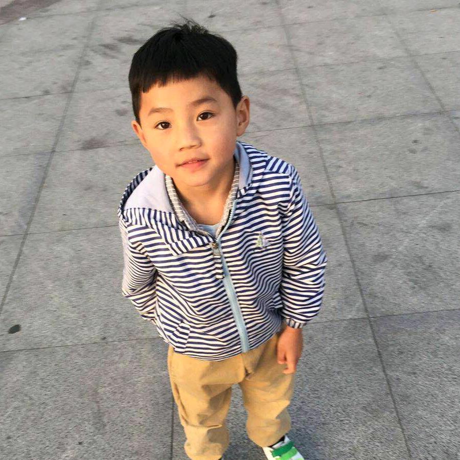 大眼睛的小帅哥