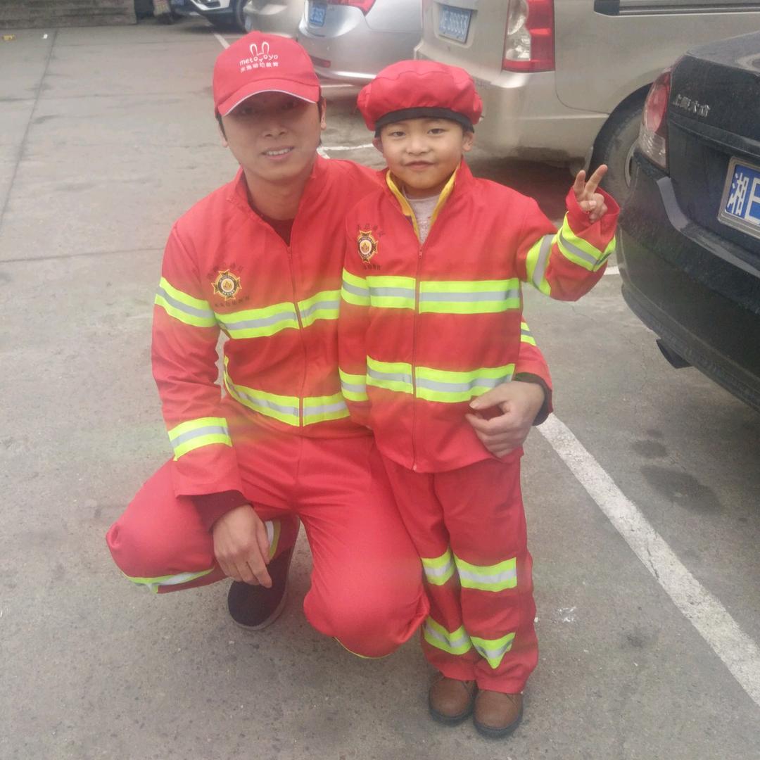 《万州烤鱼》大桥八角亭正对面，