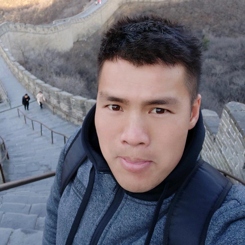 卖活动板房、集装箱房的小男孩