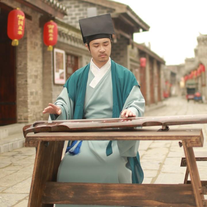 房老师玩乐器