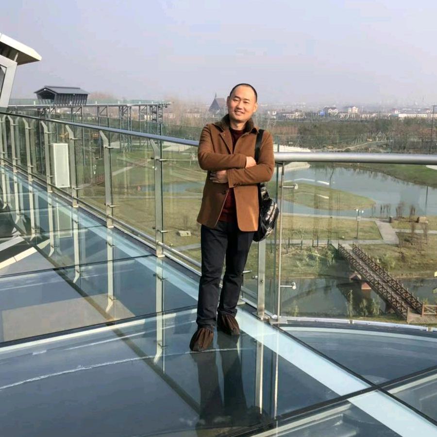 四处奔波的男人