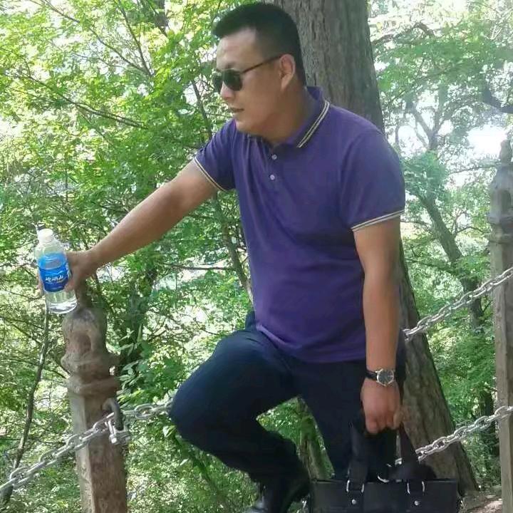 路灯下看你