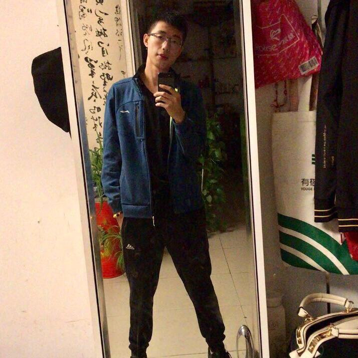 鼻梁有点高。