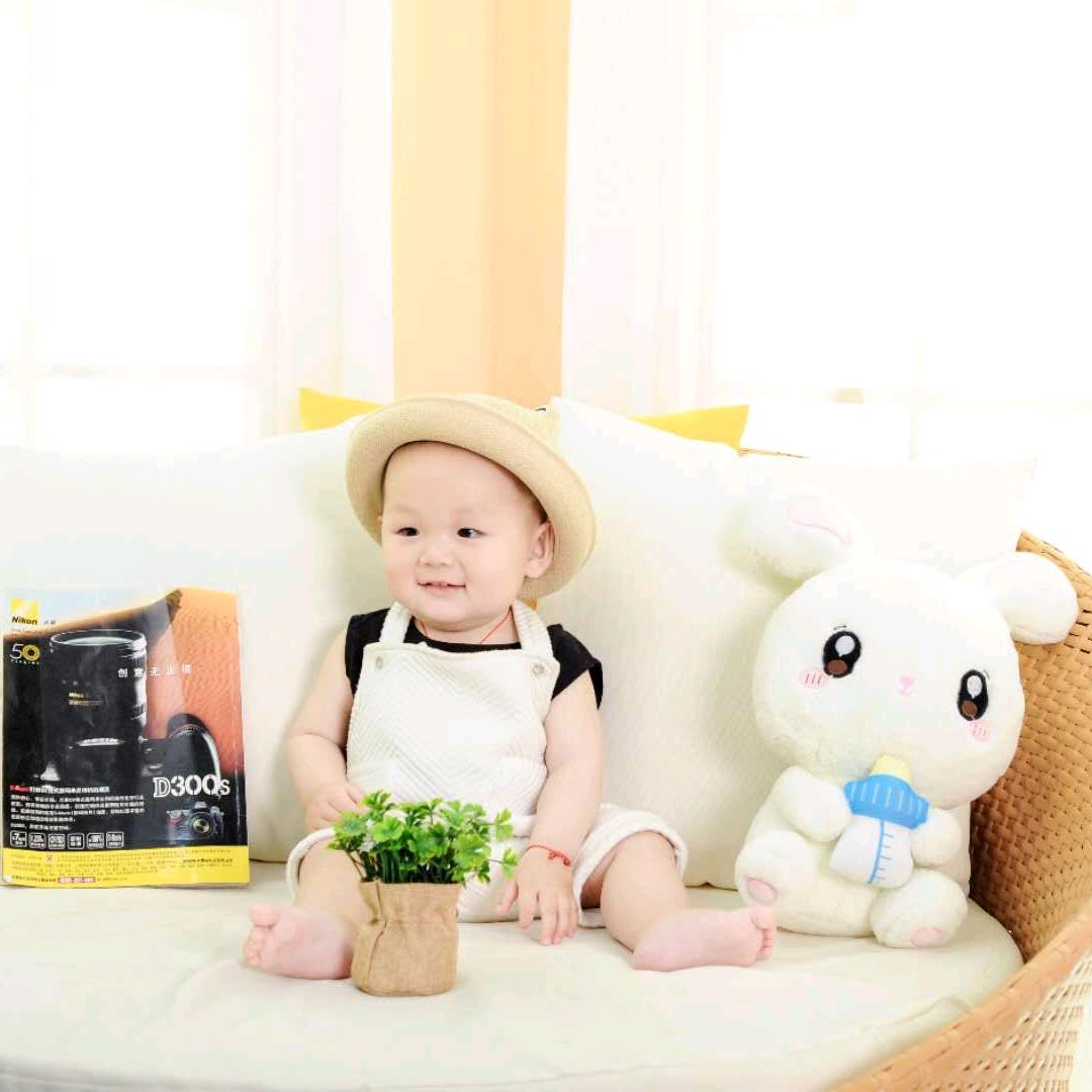 霓虹灯下的背影