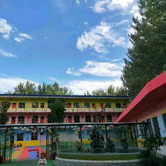 我是在穆店乡做幼儿园小学养老院一站式服务