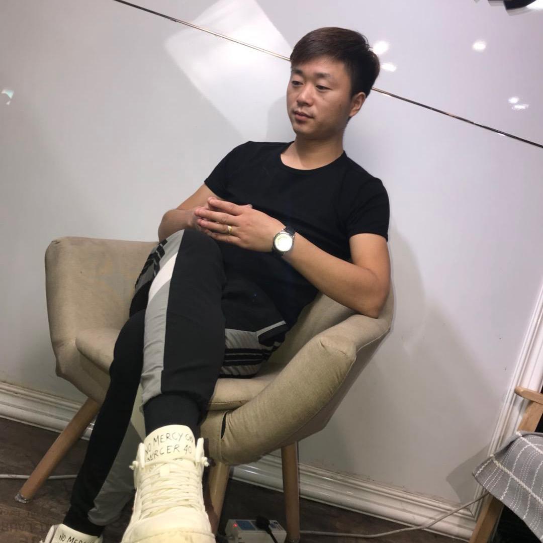 伊周黑白秀美发孙春杰