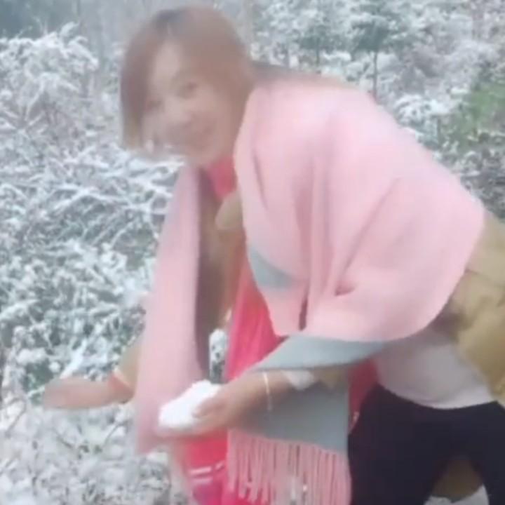 摆地摊的乐姐姐